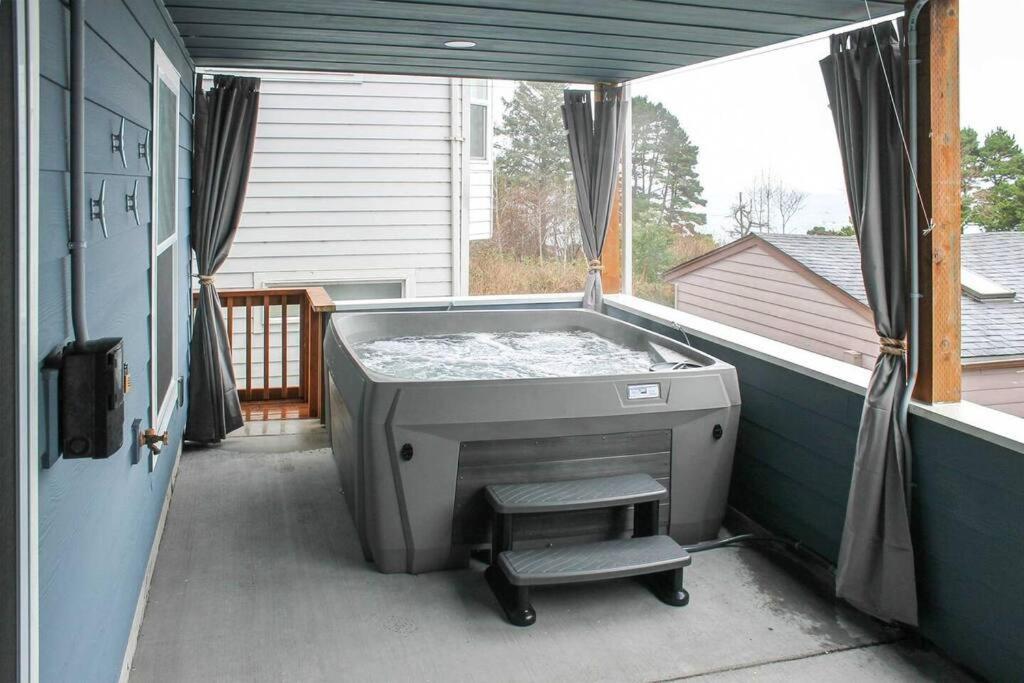Modern Oregon Retreat W/ Deck, Hot Tub, Ocean View 迪波湾 外观 照片